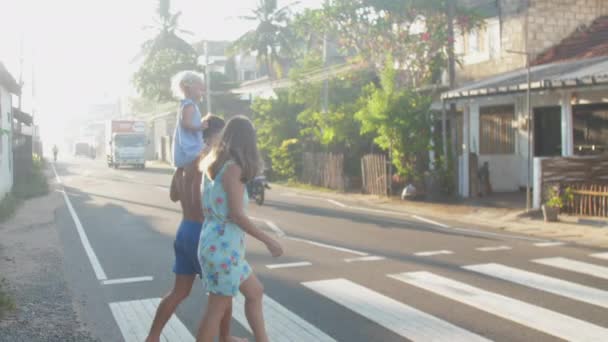 Familj Promenader Tropisk Resort Stad — Stockvideo