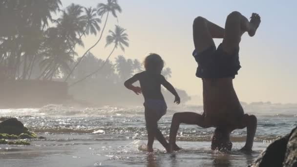 Père Debout Sur Tête Fille Jouant Sur Côte Mer — Video