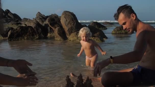 Familie Van Moeder Vader Dochter Die Samen Aan Zee Spelen — Stockvideo