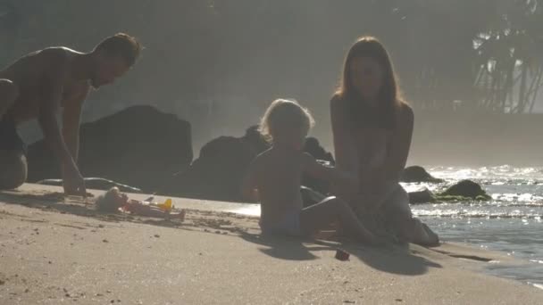 Família Mãe Pai Filha Brincando Juntos Costa Mar — Vídeo de Stock