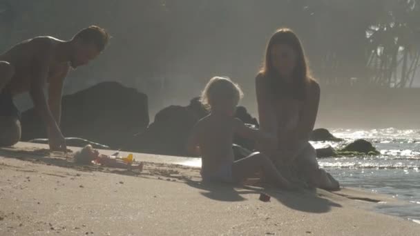 Familie Van Moeder Vader Dochter Die Samen Aan Zee Spelen — Stockvideo