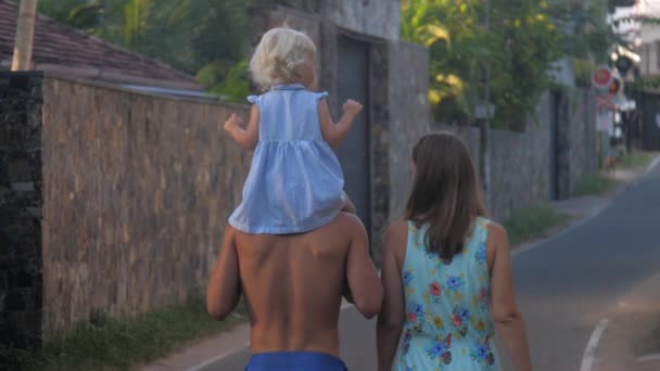 Passeggiate Famiglia Nella Città Tropicale — Video Stock