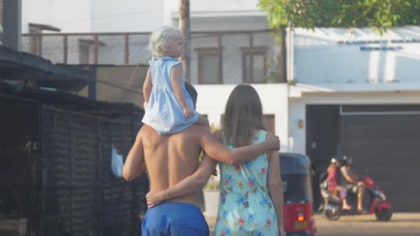 Caminata Familiar Ciudad Turística Tropical — Vídeo de stock