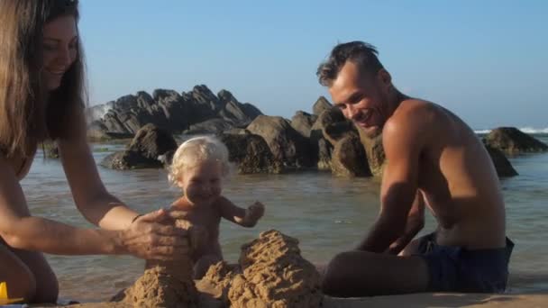 Rodina Matky Otce Dcery Spolu Hrají Mořském Pobřeží — Stock video