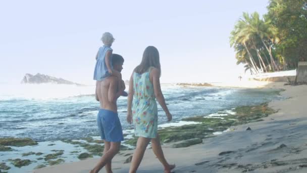 Familie Wandelen Aan Tropische Zeekust — Stockvideo