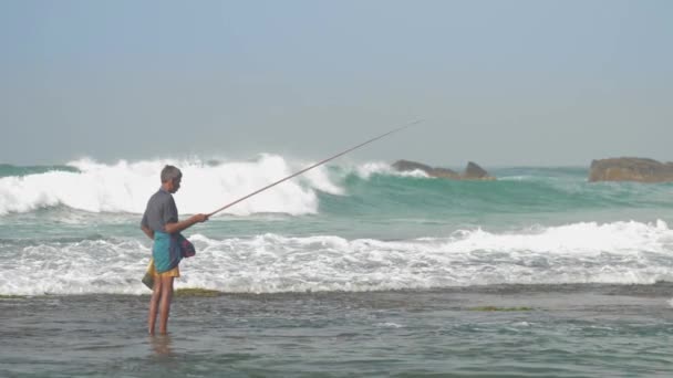 Viejo pescador cingalés con poste de pesca de madera lento — Vídeo de stock