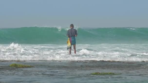 Åldrad inhalese man står i oändligt blått havsvatten med stav — Stockvideo