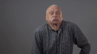 Stüdyoda poz veren Avrupalı olgun bir adam karanlık arka planda izole edilmiş