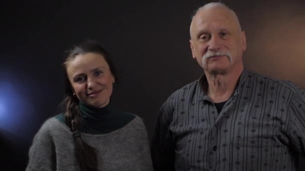 Avrupalı Çift Koyu Arka Planda Izole — Stok video