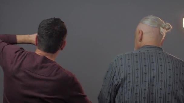 Zwei Europäische Männer Tanzen Auf Dunklem Hintergrund — Stockvideo