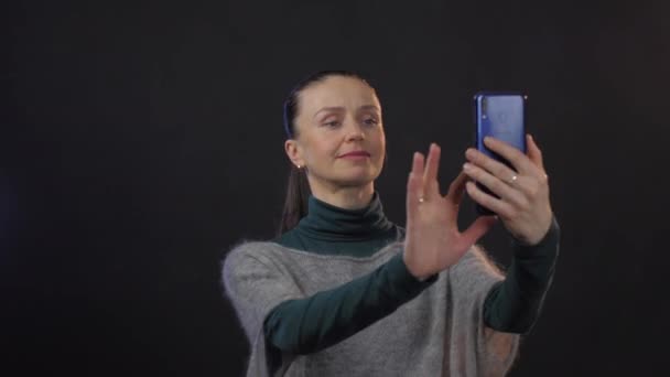 Europejska Dorosła Kobieta Robi Selfie Smartfonie Studio Odizolowanym Ciemnym Tle — Wideo stockowe