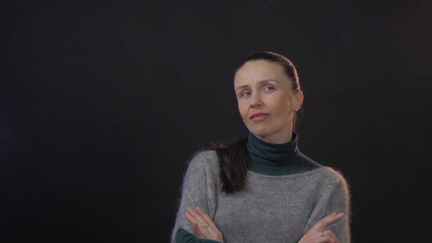 Nachdenkliche Europäische Erwachsene Frau Studio Isoliert Auf Dunklem Hintergrund — Stockvideo