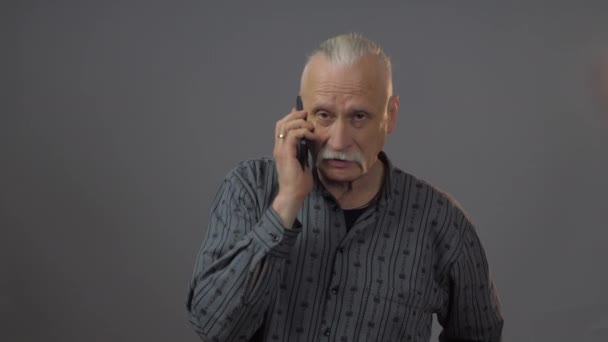 European Mature Man Talk Smartphone Studio Isolated Dark Background — Stock Video
