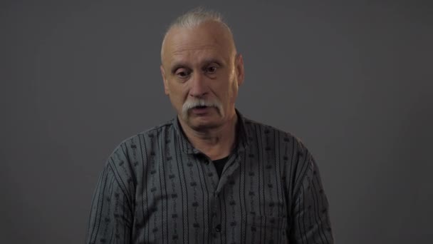 Улыбающийся Взрослый Европейский Мужчина Студии Изолирован Тёмном Фоне — стоковое видео