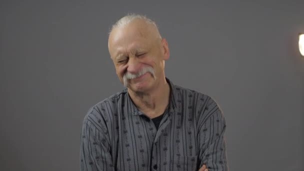Glimlachen Europees Volwassen Man Studio Geïsoleerd Donkere Achtergrond — Stockvideo