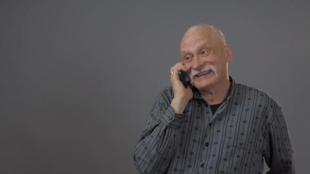 European Mature Man Talk Smartphone Studio Isolated Dark Background — Stock video