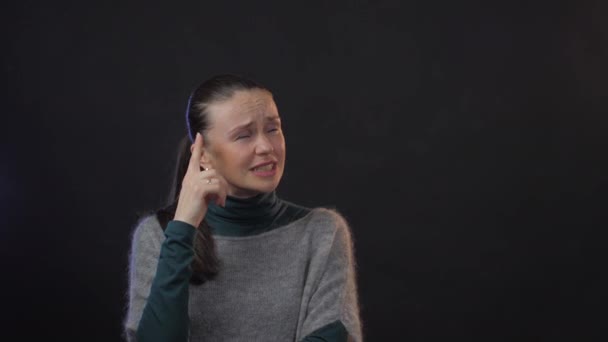 Stüdyodaki Düşünceli Avrupalı Yetişkin Kadın Karanlık Arka Planda Izole Edilmiş — Stok video