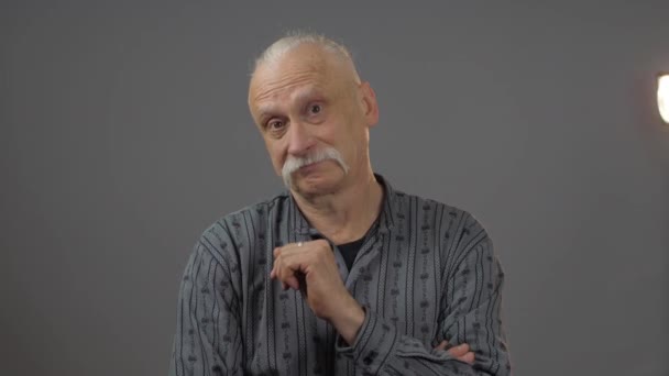 Europäischer Reifer Mann Posiert Isoliert Studio Auf Dunklem Hintergrund — Stockvideo