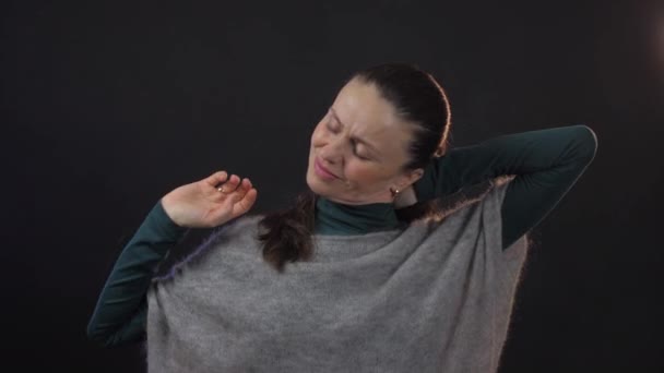 Europäische Erwachsene Frau Mit Nackenschmerzen Studio Isoliert Auf Dunklem Hintergrund — Stockvideo