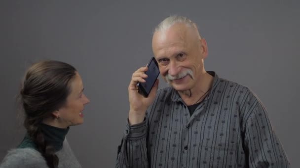 Couple Européen Écouter Smartphone Isolé Sur Fond Sombre — Video