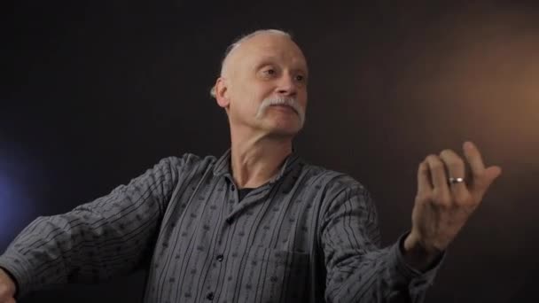 Європейський Зрілий Чоловік Грає Скрипці Студії Ізольованих Темному Фоні — стокове відео