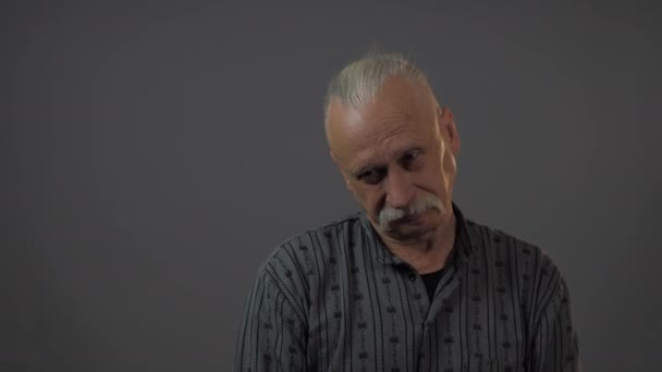 Stüdyodaki Düşünceli Avrupalı Olgun Adam Karanlık Arka Planda Izole Edilmiş — Stok video
