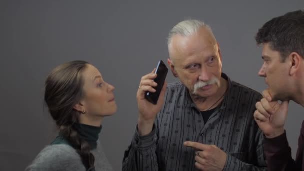 Evropané Poslouchají Chytrý Telefon Izolovaný Tmavém Pozadí — Stock video
