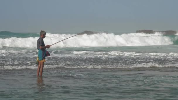Viejo pescador cingalés con poste de pesca de madera lento — Vídeo de stock
