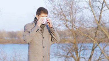 Şehir parkında tıbbi maske takan Avrupalı bir adam