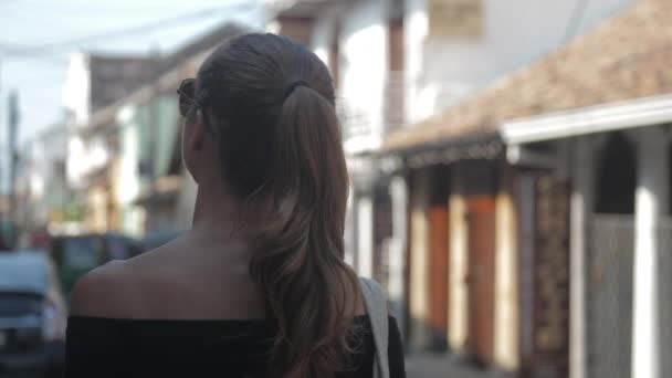 Niña Europea Está Caminando Por Calle Silenciosa Ciudad Tropical Sri — Vídeo de stock