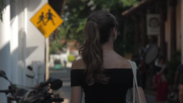 Європейська Дівчина Йде Тихою Вулицею Тропічному Місті Шрі Ланці Повільно — стокове відео