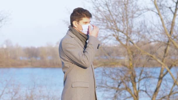 Europese Man Met Medisch Masker Stadspark — Stockvideo