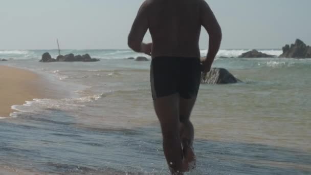 Europejski Dorosły Mężczyzna Jogging Piaszczystym Wybrzeżu Plaży Pobliżu Oceanu Falami — Wideo stockowe