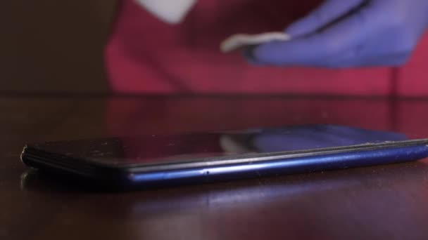 Gros Plan Une Personne Qui Désenfante Smartphone Avec Antiseptique — Video