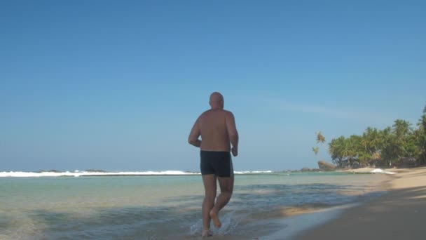 Europejski Dorosły Mężczyzna Jogging Piaszczystym Wybrzeżu Plaży Pobliżu Oceanu Falami — Wideo stockowe