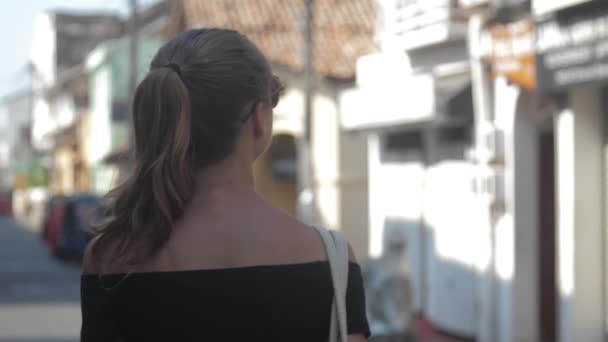 Europese Meisje Loopt Langs Stille Straat Tropische Stad Sri Lanka — Stockvideo