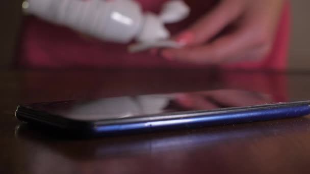 Close Van Een Persoon Die Een Smartphone Ontsmet Met Een — Stockvideo