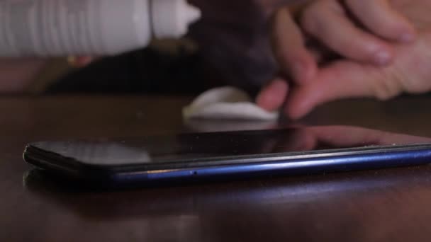 消毒液でスマートフォンを消毒する者のクローズアップ — ストック動画