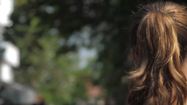 Evropská Dívka Kráčí Tichou Ulicí Tropickém Městě Srí Lance Zpomaluje — Stock video