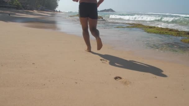 Homem Adulto Europeu Correndo Costa Praia Areia Perto Oceano Com — Vídeo de Stock