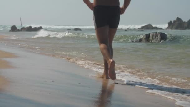 Uomo Adulto Europeo Che Jogging Sulla Costa Sabbiosa Vicino All — Video Stock