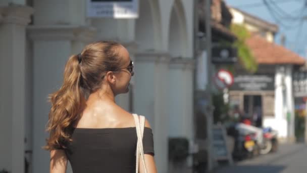 Ragazza Europea Cammina Lungo Strada Silenziosa Nella Città Tropicale Dello — Video Stock