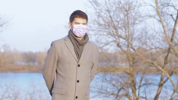 Europese Man Met Medisch Masker Stadspark — Stockvideo