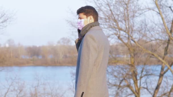 Europese Man Met Medisch Masker Praat Smartphone Stadspark — Stockvideo