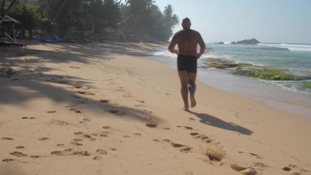 Europeisk Vuxen Man Joggar Sandstrand Kust Nära Havet Med Vågor — Stockvideo
