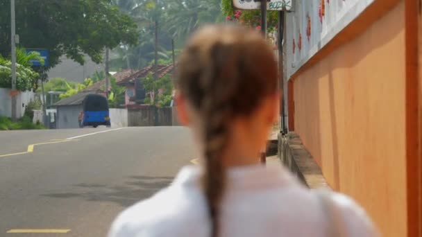 Chica viajero camina a lo largo de carretera más allá de conducir motos — Vídeos de Stock