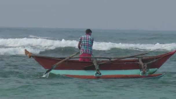 Uomo naviga nella pesca oceanica per guadagnare soldi e nutrire la famiglia — Video Stock