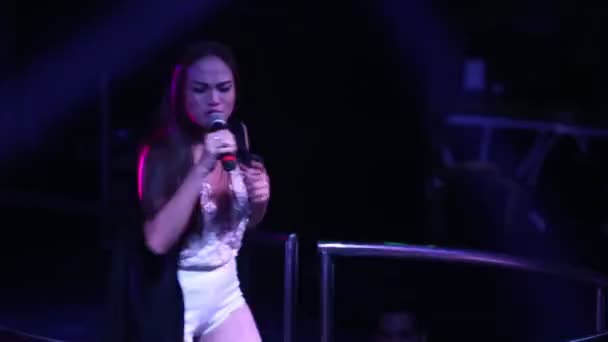 Cantante chica realiza canción popular en el escenario en el club oscuro — Vídeo de stock