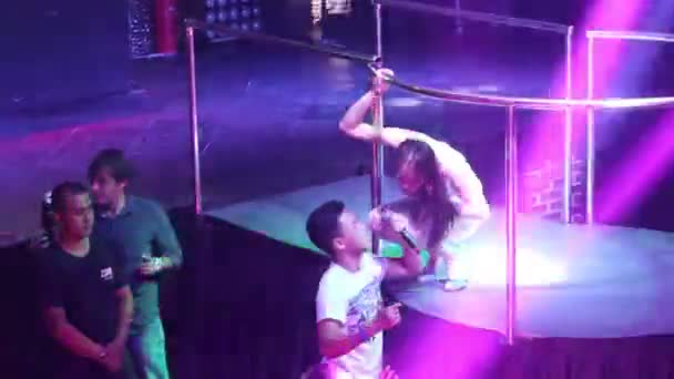 Chico espectador canta y chica cantante baila en el escenario — Vídeo de stock