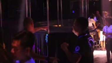 Kulüpler dans eder ve neon ışıklarıyla dans eder.